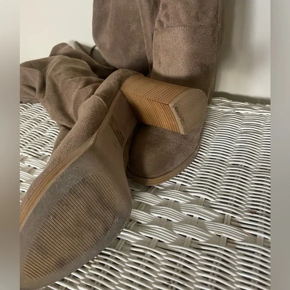 Wild Diva Amaya Women's Faux Suede Lace-Up Chunky Heel Boot - Picture 5 of 6